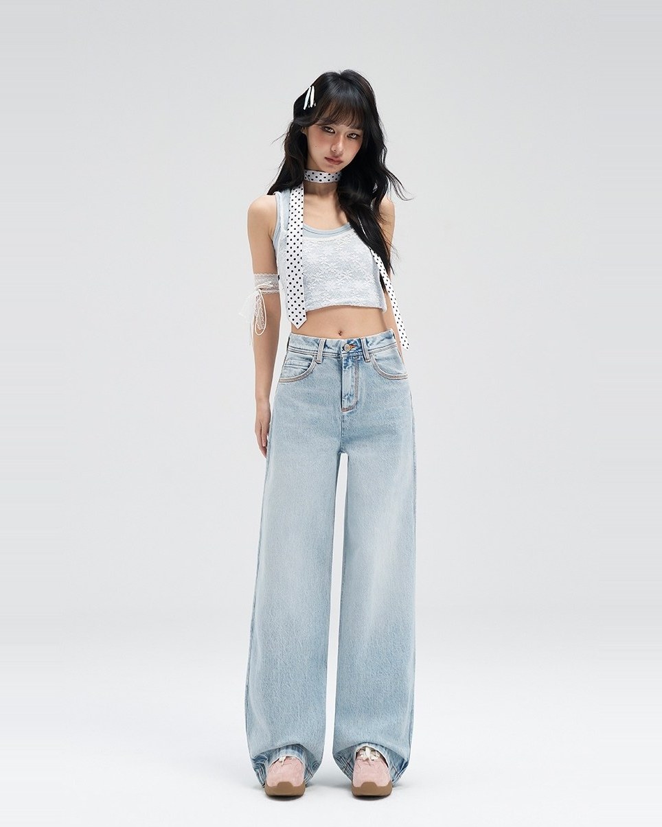 Wide-Leg Jean in light wash, front